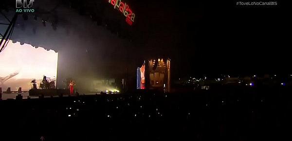  Tove Lo showing her tits at Lollapalooza BR 2017 (At 138)